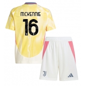 Juventus Weston McKennie #16 Uit tenue Kids 2024-25 Korte Mouwen (+ broek)